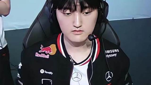 HLE战胜T1 Gumayusi掀翻老东家，Zeka招牌阿卡丽多次单杀Faker，大奶油刺客还是太强了。