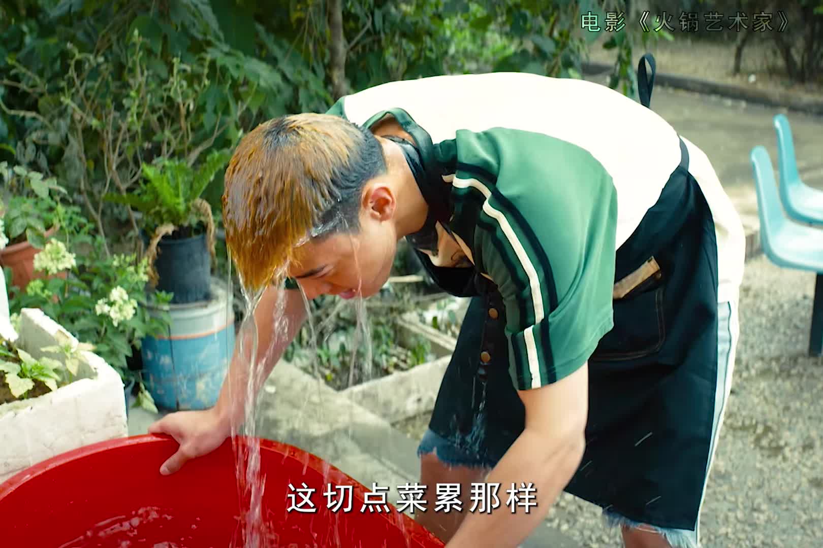 剧场倒闭改成火锅店，这可把员工累坏了！