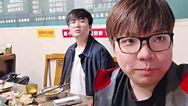 天舒出现在AJ直播间 姿态：快拍他看下直播间会不会被封 天舒：我又没做违法乱纪的事情，怎么可能被封 封是肯定没封，但是精神上是被封了，但凡天舒开个直播他的弹幕就每分钟都有开一局，是个正常人都播不下去 ​​​