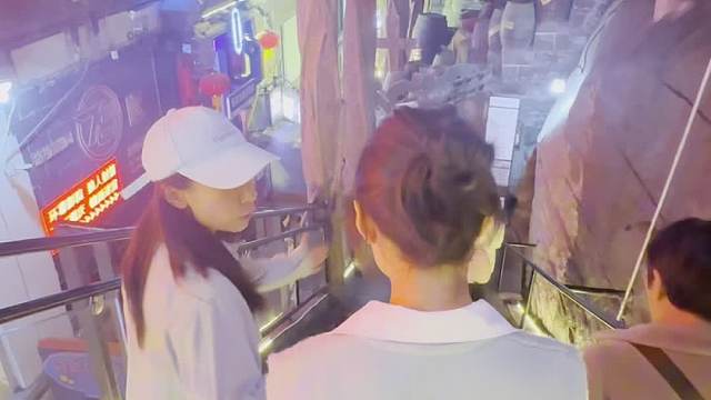洪崖洞11楼去1楼，千万别坐电梯！