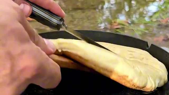 用盐泥封烤整只鸡 自然中制作鸡柳汉堡