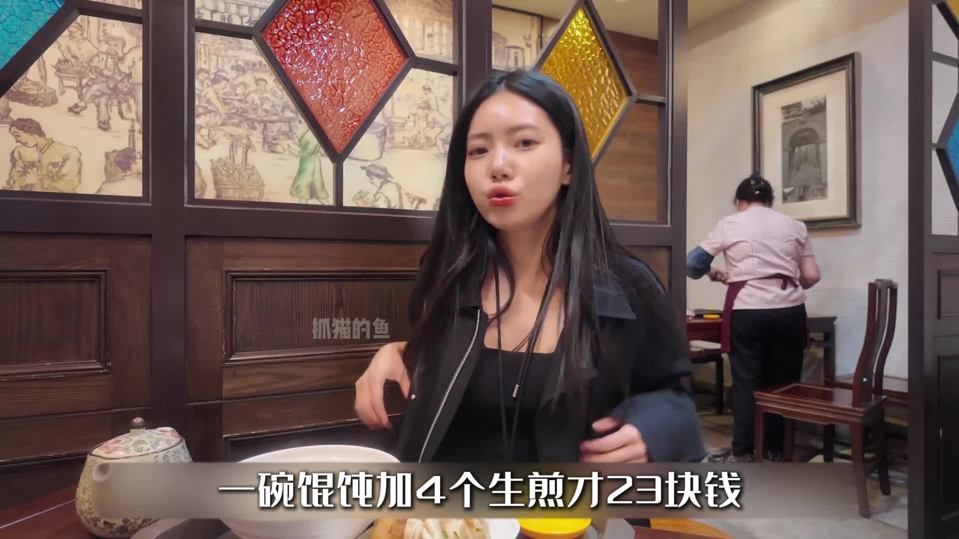 韩国甜妹刚到上海就被小伙要联系方式。