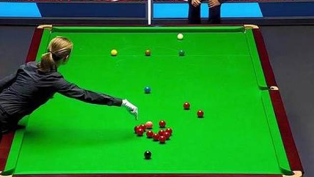 女裁判指指点点！奥沙利文暴怒上演爆杆解球，母球飞出台面被判负