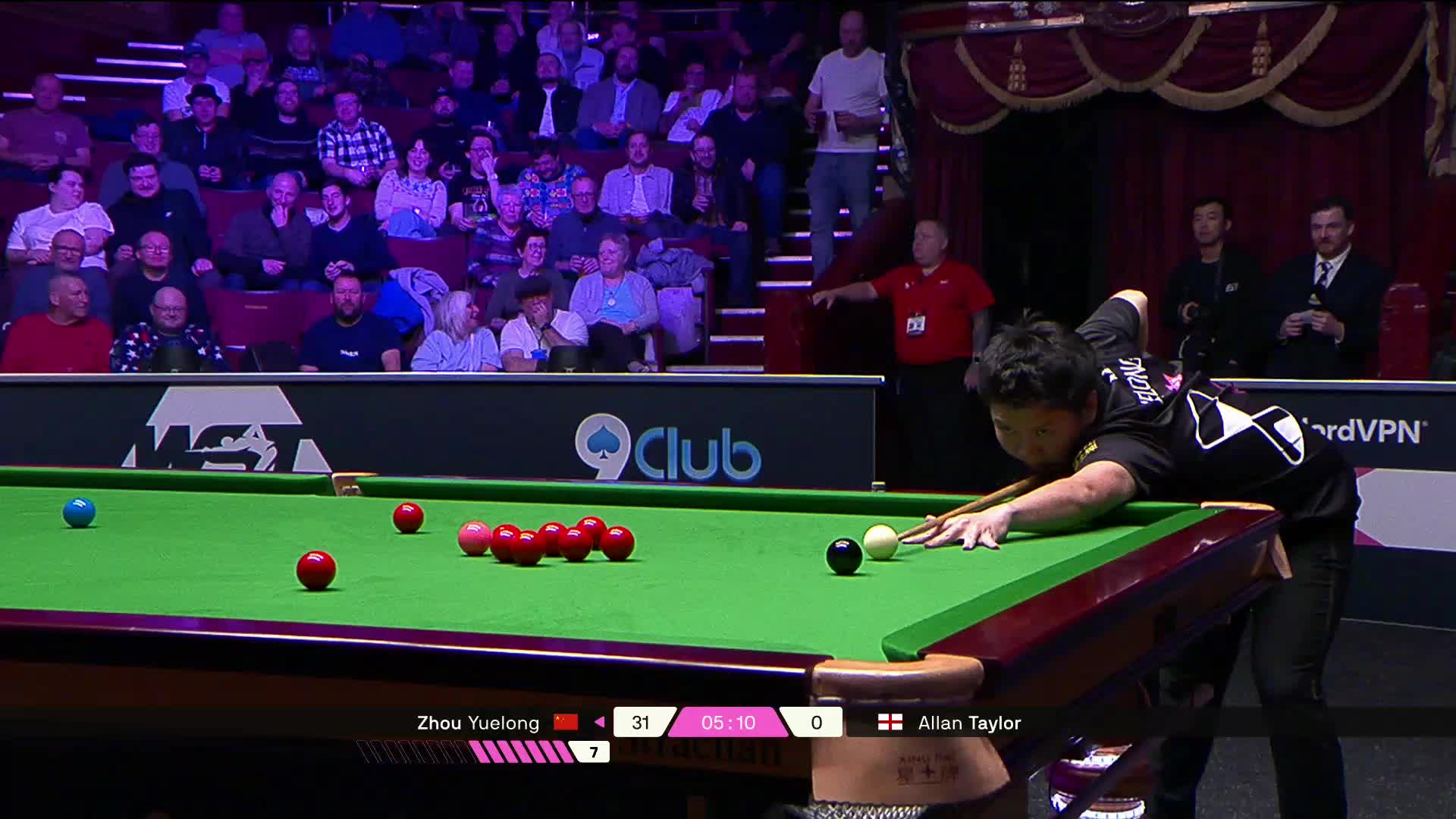 2025斯诺克单局限时赛  周跃龙长台上手掌控比赛，轻松晋级！