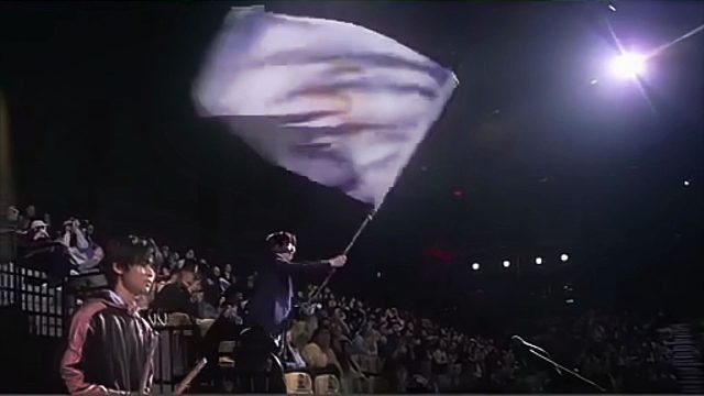 尽力了，哲教他真的太想赢了，亲自在台下为RNGM摇旗呐喊