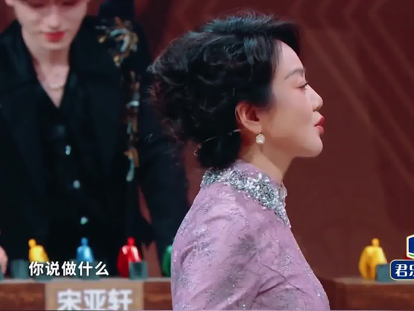 “”闫妮精神状态领先十年，突然的微醺舞蹈太搞笑了“”