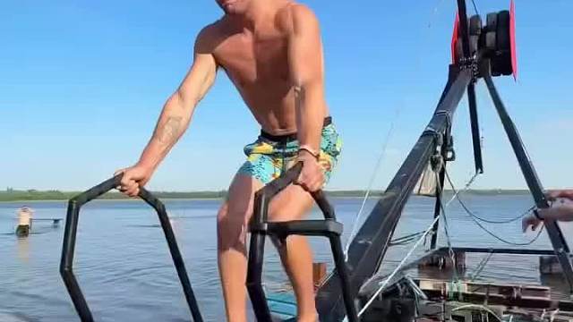 这世界不过就是个游乐场，大胆一些，别浪费了这张门票。