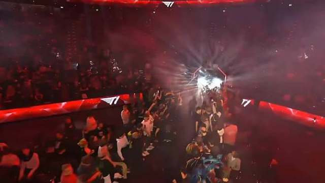 下午4点是K杯的败者组决赛，前T1替补下路Smash挑战老东家T1，胜者和Gumayusi所在的HLE争夺K杯冠军，败者出局。 T1首发：Doran、Oner、Faker、Peyz、Keria； DK首发：Siwoo、Lucid、ShowMaker、Smash、Career。 Gumayusi面对老东家T1已经为自己正名，昨天打DK还拿了五杀，待会看看Smash和Peyz对位的表现如何