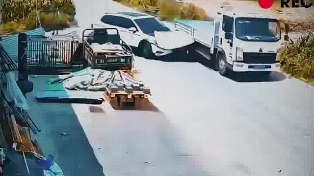 白车路口不减速行驶，直接撞上路过的货车