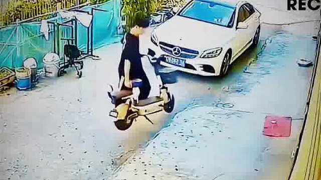 电瓶车阻碍车辆通行，男子下车竟做出如此举动。