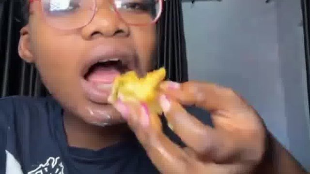 非洲女大学生的晚餐