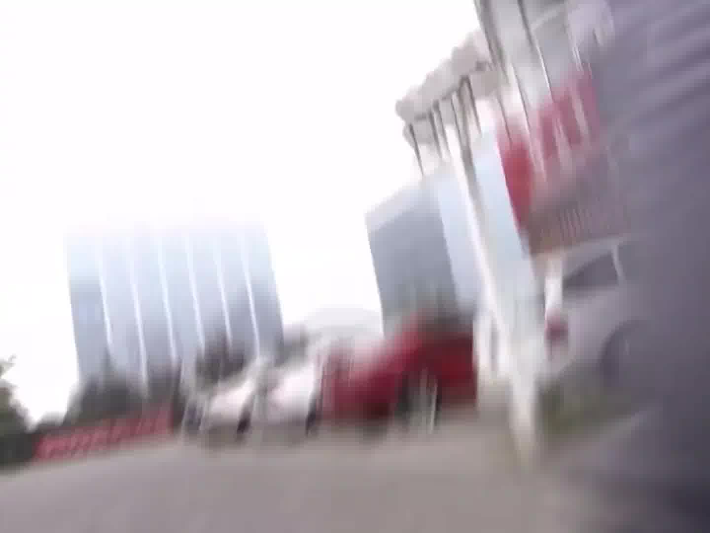 出门千万不要随便管闲事 最后就是管闲事的结果 太气人了