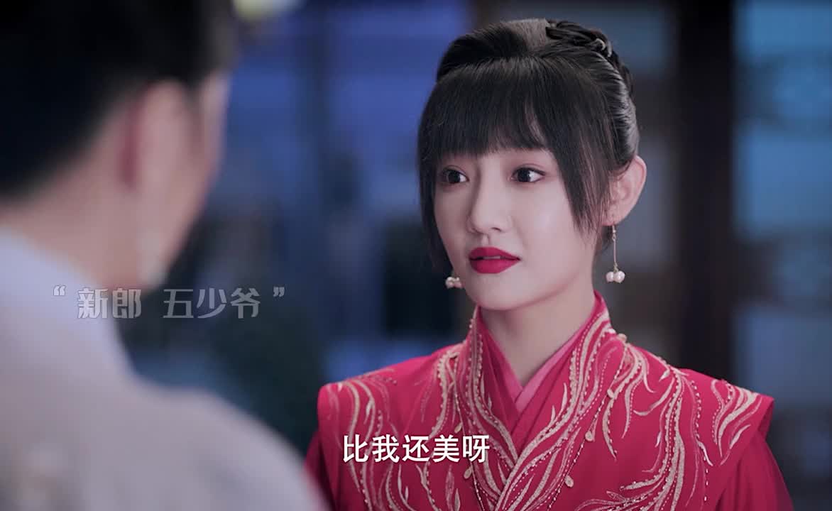 成亲当天跟鸡拜堂也就罢了，没想到自己的丈夫竟然还是女儿身！