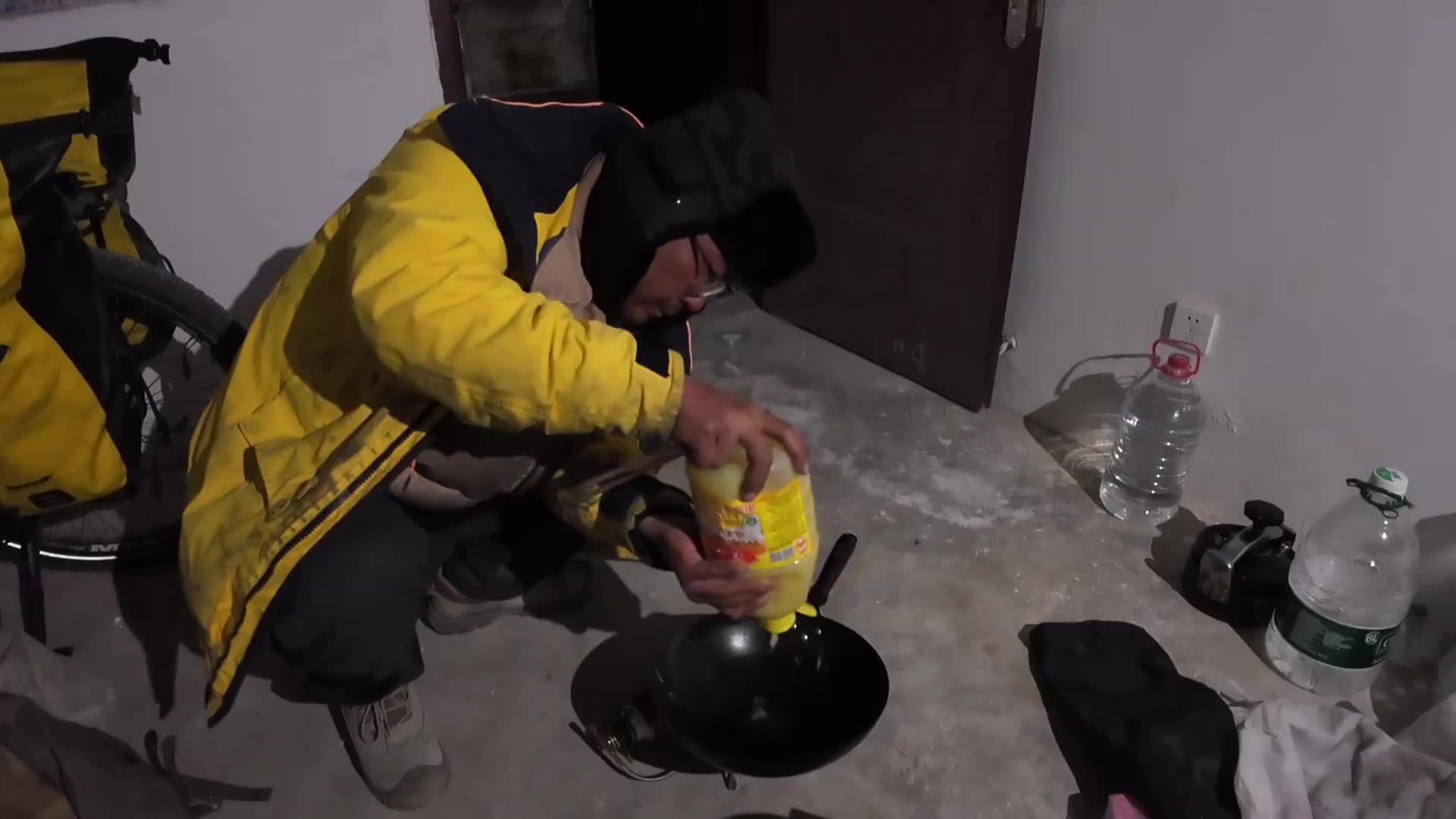 冬季骑行西藏阿里北线，高原地区持续感冒咳嗽路边找到个房子休息 #骑行随拍 #骑行日记 #骑行西藏