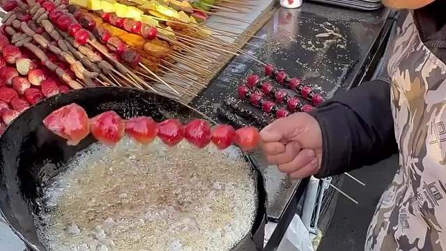 东北街边现做的冰糖葫芦，嘎嘎好吃！