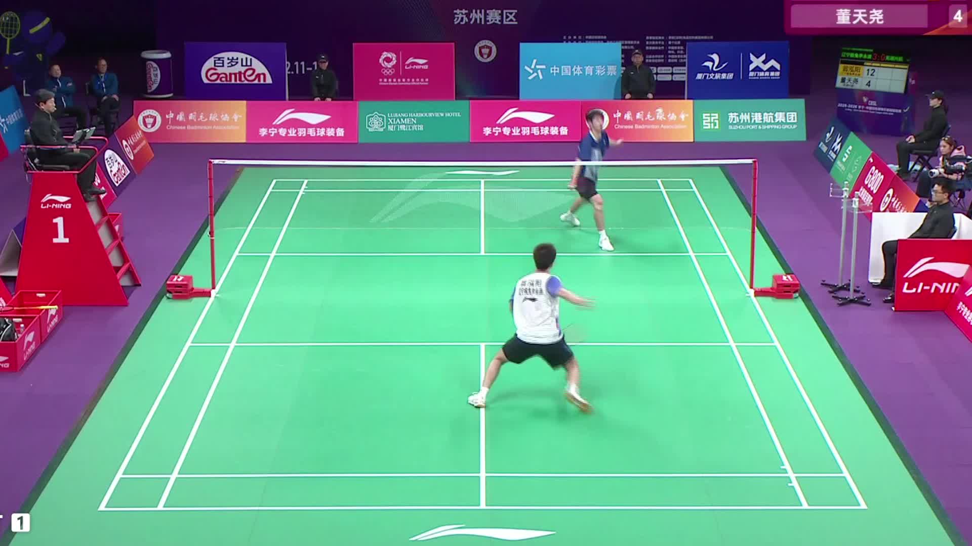 翁泓阳网前小球处理细腻，频频通过搓球、勾球制造机会，以15-7轻松拿下