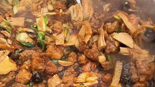 郑州校门口十元一份大锅菜送俩馒头太值了！