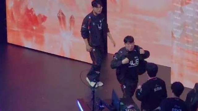 Gumayusi赛后和T1选手碰拳/击掌 GloryforG / min9nya ​​​