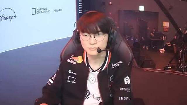 K杯最有节目效果的一场，决赛第二局Faker追着Zeus，Gumayusi想救，结果被Peyz全收了，好陌生的T1，下手真重啊，打HLE直接拿到三个赛点，后者面对T1陷入绝境，陌生！！ 鸡蛋也是一个位置吗T1中野辅的基本盘也太了，Kanavi和Homme这么快就迎来回旋镖了 昨晚T1让二追三DK，我不信HLE也能做到！ ​​​​