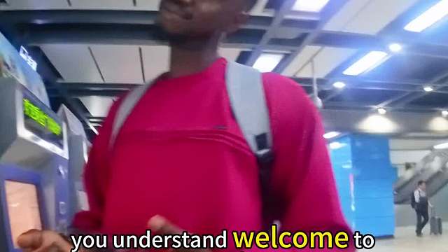 去机场帮助外国人买地铁票练习英语