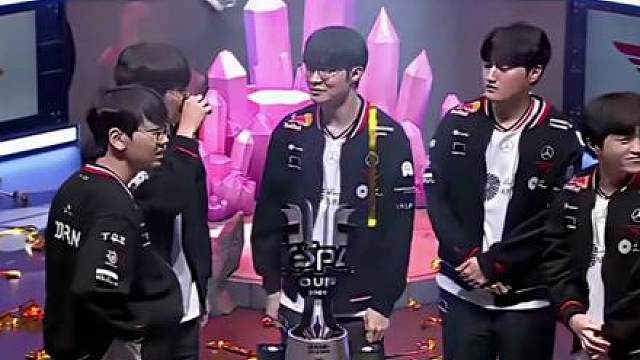 T1夺冠瞬间 各解说评价K冠 老李开启黄金之路！