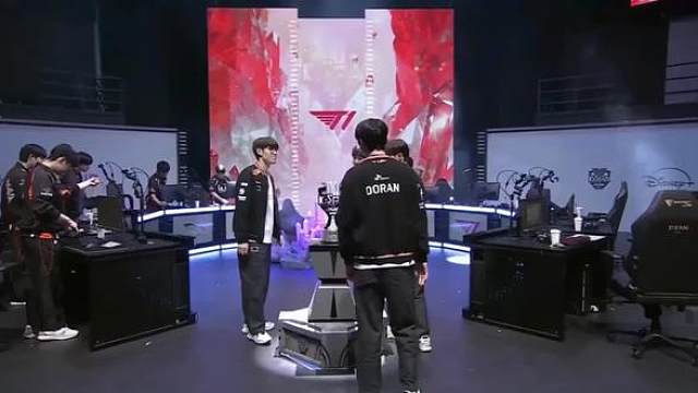 恭喜T1又拿冠军啦T1 队首次捧起 KeSPA 杯冠军奖杯