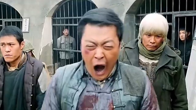 男人趁坏人不注意，将手里的药丸放进嘴里|雪地激战