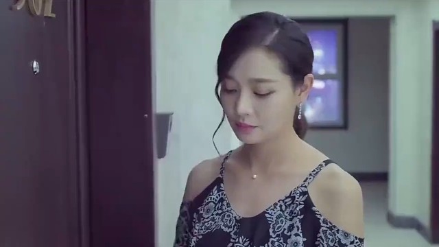 前妻夜访前夫，看到屋里美女问是谁，前夫：我媳妇