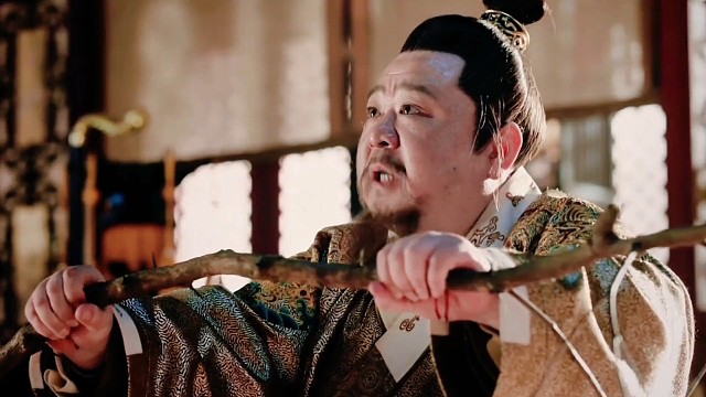 为了保护两个造反失败的弟弟，朱高炽双手握住了长满刺的藤条！