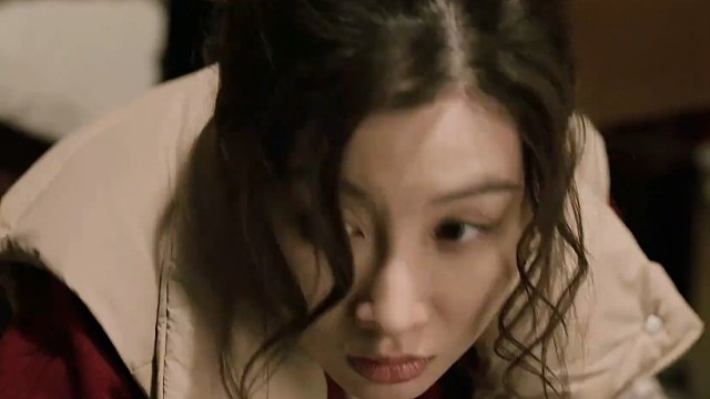 劫匪准备解决了女人，傻儿子一声爸爸救了她一命