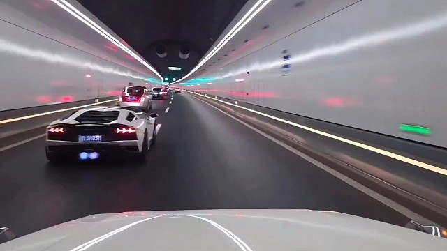 隧道偶遇劳斯莱斯刀片，兰博基尼喷火#小小小酷哥
