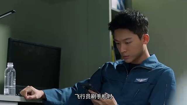 飞行员发现女友泄密了他的绝密照片，这一幕把男人吓到了|勇敢的翅膀