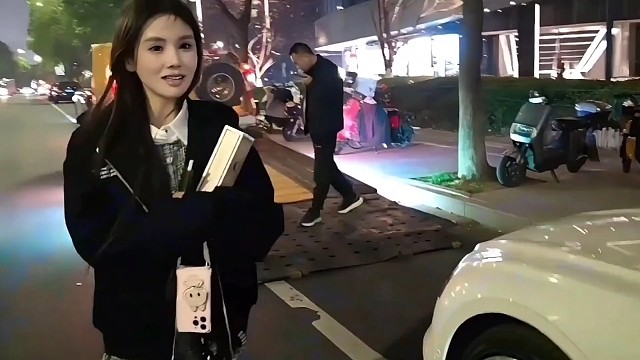 朋友的敞篷宾利被拖车师傅暴力下板刮坏#小小小酷哥