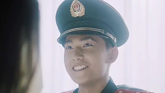 兵哥哥救了小女孩一命。小女孩说长大了我要嫁给你。