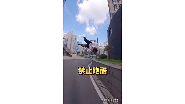 在保安面前，还敢这么嚣张？