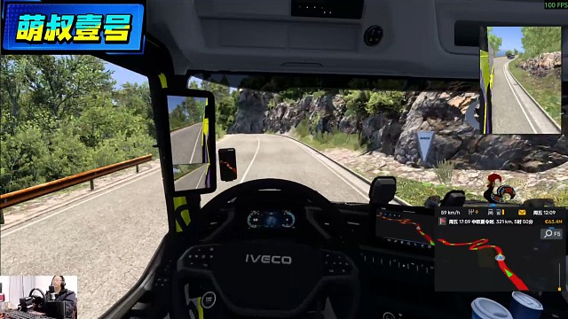 拉原木行驶弯曲山路中