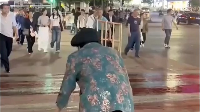 以前是扶老人过马路，现在是骑老人过马路[捂脸]