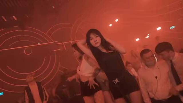 果然在酒吧能遇见美美