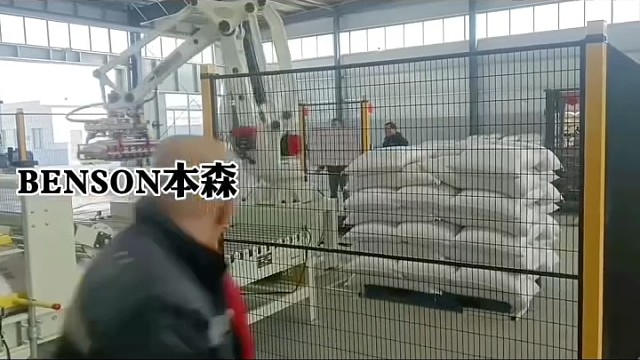 饲料码垛不用愁！机器人上岗，效率直接翻倍24小时连轴转不喊累，垛形整齐不塌包，省人省工还省心，养殖/