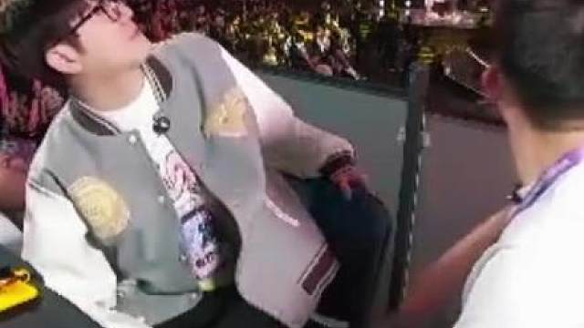 白鲨看宠儿宝刀未老拿下总冠军和FMVP，感慨宠儿好喜欢好厉害，白鲨跟念旧说明年努力一下吧