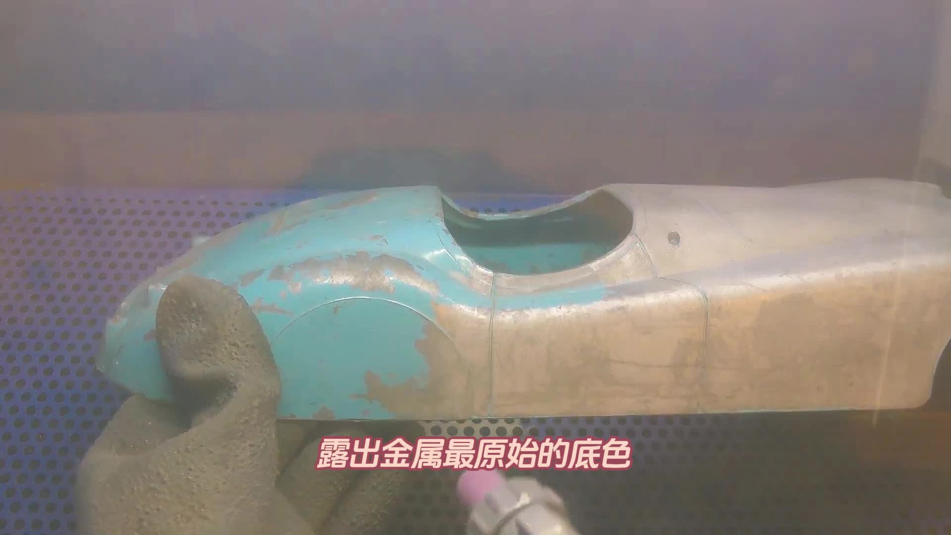 谁懂啊！激光除锈瞬间蒸发锈迹，70 岁捷豹玩具的重生之路太丝滑了