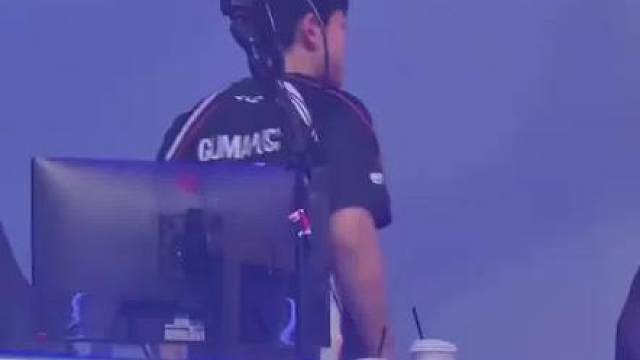 T1战胜HLE获得2025kespa杯冠军 赛后选手碰拳环节，Gumayusi落泪。 Faker获得生涯第一个k杯冠军，Peyz获得FMVP。