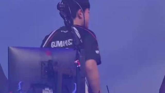 T1夺得K杯冠军 gumayusi赛后笑着和老队友握手