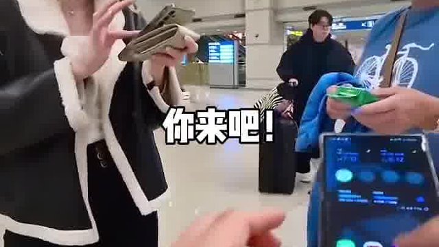 给陌生人一次性相机拍照，南非人在韩国。  ​