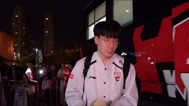 前AL副教小白发文shanks整活三连问：在jd这么开心吗？ ​​​