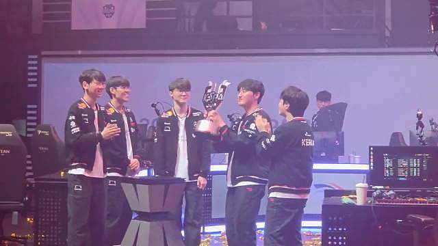 Faker连捧杯都在谦让！伟大无需多言，李哥真的太暖心了，就连捧杯都是让队友们先来，夺冠后李哥主动让新加入的Peyz第一个捧杯！ ​​​