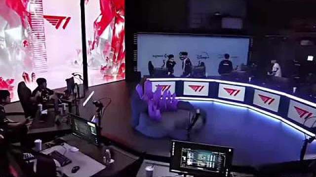 Gumayusi看T1捧杯！我只能说昨晚上真的悲喜不同，有网友分享了Gumayusi看着老队友们捧杯的照片，也能看出Gumayusi眼里的苦涩，个人还是希望今年Gumayusi和T1都能够取得好的成绩！ ​​​