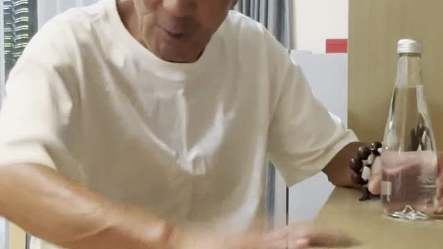 上海爸爸怒斥女儿：现在不是拼命赚钱的时候