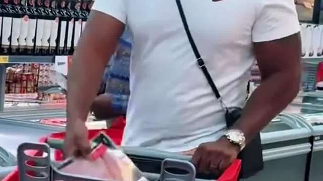 肌肉男拿走顾客购物篮里选好商品崩溃瞬间