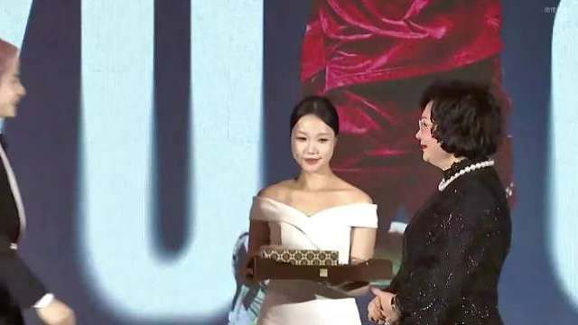 在世界羽联巡回赛总决赛晚宴上，石宇奇获得年度最佳男单，这是对他这一年成绩的肯定 ​​​